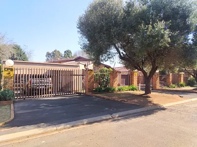 3 Bedroom House For Sale in Alberton - OKpN.webp