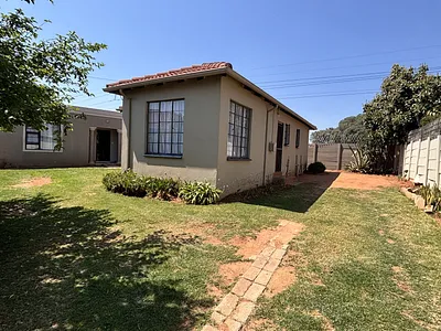 4 Bedroom House For Sale in Roodepoort - Em4v.webp
