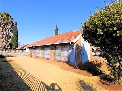 4 Bedroom House For Sale in Springs - w1bW.webp