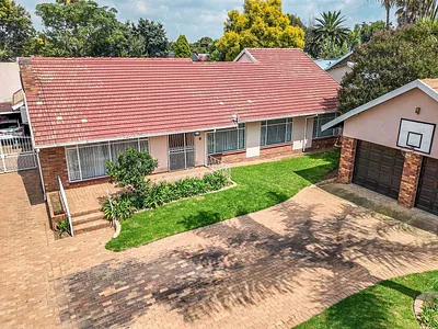 4 Bedroom House For Sale in Springs - BwU7.webp