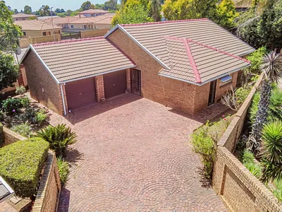 3 Bedroom Townhouse For Sale in Springs - rziR.webp