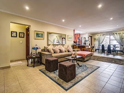 3 Bedroom Townhouse For Sale in Kempton Park - 8oJR.webp