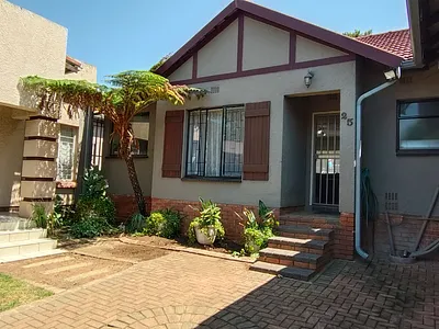 6 Bedroom House For Sale in Germiston - oGyC.webp