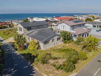 4 Bedroom House For Sale in Kleinmond - kdG1.webp