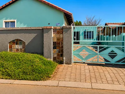 5 Bedroom House For Sale in Roodepoort - 7mvW.webp