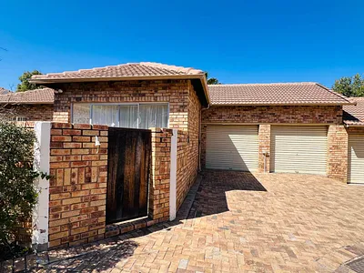 3 Bedroom Townhouse For Sale in Sandton - mLcL.webp