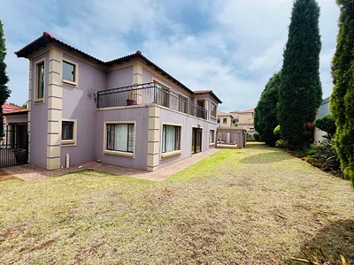 4 Bedroom House For Sale in Roodepoort - HsfV.webp