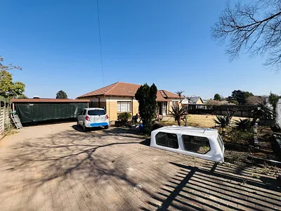 3 Bedroom House For Sale in Roodepoort - 5WHa.webp