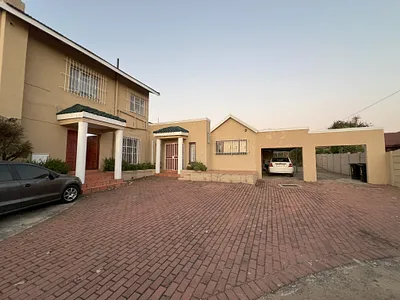 6 Bedroom House For Sale in Roodepoort - byyy.webp