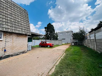 5 Bedroom House For Sale in Roodepoort - g7o2.webp