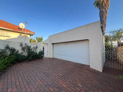 4 Bedroom House For Sale in Johannesburg - f123.webp