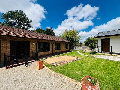 2 Bedroom Apartment To Rent in Roodepoort - lVMF.webp