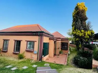 3 Bedroom Townhouse For Sale in Randburg - img