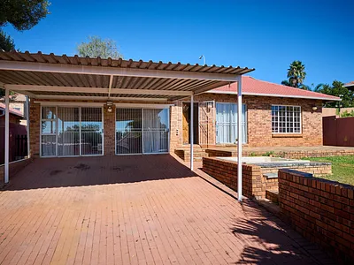 2 Bedroom Townhouse For Sale in Allen's Nek, Roodepoort - i7KQ.webp