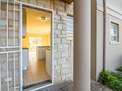 2 Bedroom Apartment To Rent in Somerset West - oFZZ.webp