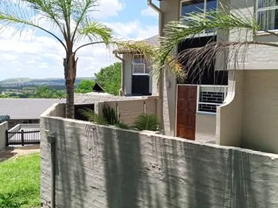 3 Bedroom Townhouse For Sale in Pretoria - 1s3E.webp
