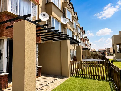 2 Bedroom Apartment To Rent in Pretoria - 9bGB.webp