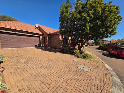 3 Bedroom Townhouse To Rent in Pretoria - sfF7.webp