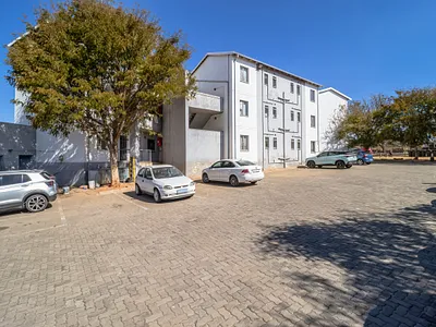 2 Bedroom Apartment For Sale in Roodepoort - y7Nq.webp