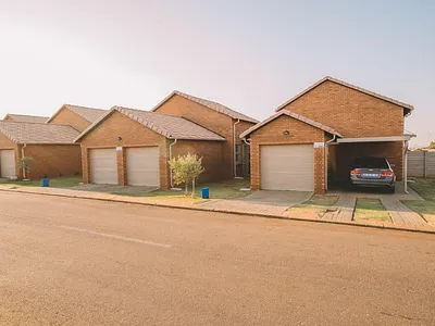 4 Bedroom Townhouse To Rent in Akasia - vYEK.webp