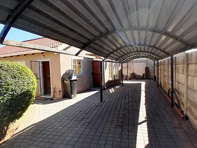 3 Bedroom Apartment To Rent in Kempton Park - img