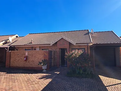 2 Bedroom Townhouse To Rent in Centurion - 5Ggn.webp