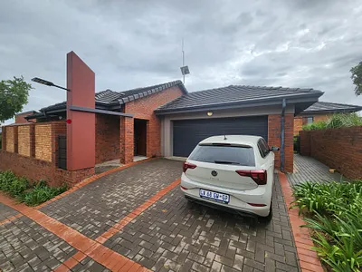 2 Bedroom Townhouse For Sale in Randburg - Sb4O.webp