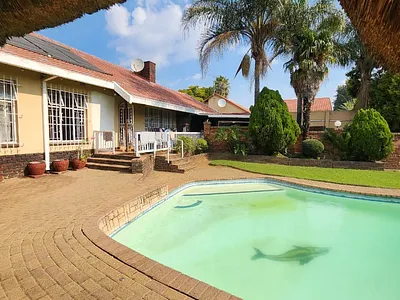 4 Bedroom House For Sale in Johannesburg - np58.webp