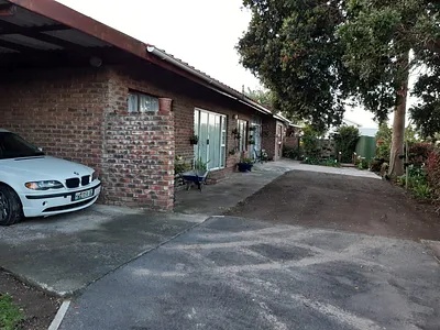 5 Bedroom House For Sale in East London - img