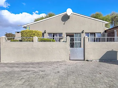 4 Bedroom House For Sale in Cape Town - img