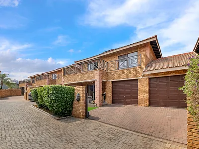 3 Bedroom Townhouse For Sale in Roodepoort - img