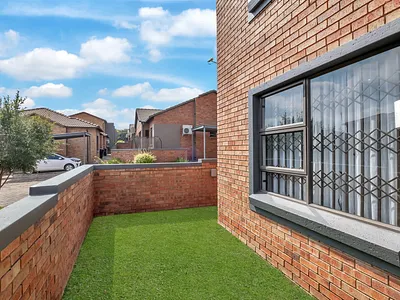 3 Bedroom Townhouse For Sale in Roodepoort - Tca5.webp