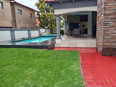 7 Bedroom House For Sale in Akasia - img