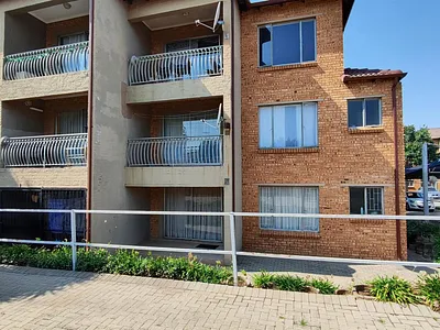 2 Bedroom Townhouse For Sale in Kempton Park - 9mP5.webp