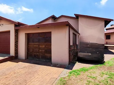 3 Bedroom House For Sale in Kempton Park - Oj1Z.webp