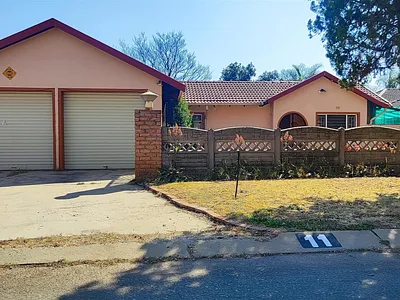 5 Bedroom House For Sale in Kempton Park - 7GLf.webp