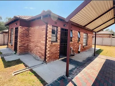 3 Bedroom House For Sale in Kempton Park - nrg1.webp