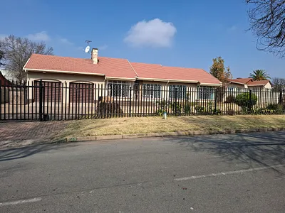 3 Bedroom House For Sale in Kempton Park - zuNe.webp