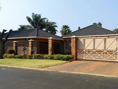 4 Bedroom House For Sale in Kempton Park - 8iXZ.webp