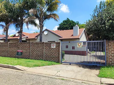 4 Bedroom House For Sale in Kempton Park - img