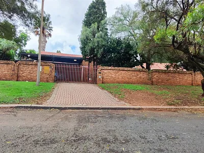 3 Bedroom House For Sale in Kempton Park - RmVY.webp