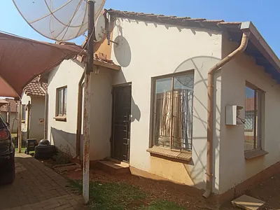 2 Bedroom Townhouse For Sale in Clayville, Midrand - dNnT.webp
