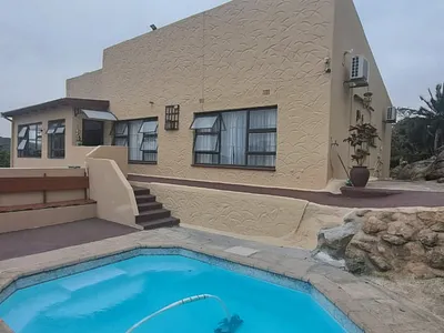 5 Bedroom House For Sale in Port Edward - r59G.webp