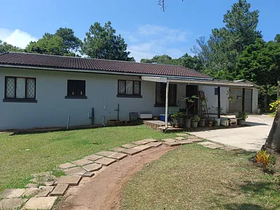 3 Bedroom House For Sale in Port Edward - r9GH.webp