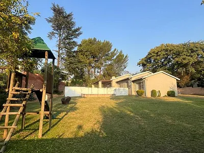 4 Bedroom House To Rent in Sandton - eMNn.webp
