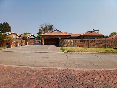 4 Bedroom House For Sale in Clubview, Centurion - 7HV0.webp