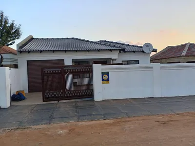 3 Bedroom House For Sale in Klippoortjie, Germiston - 4vJ1.webp