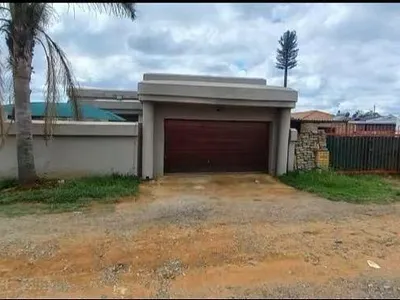 3 Bedroom House For Sale in Klippoortjie, Germiston - kh11.webp