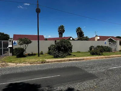 4 Bedroom House To Rent in Roodepoort - NA5n.webp