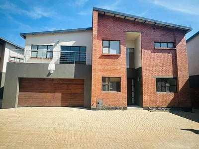 3 Bedroom Townhouse For Sale in Bedfordview - VKwp.webp